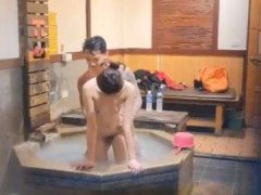 Quay Lén Cặp Đôi Dâm Đãng Đụ Nhau Trong Phòng Tắm Công Cộng