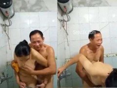 Cặp Đôi Già Nhưng Còn Sức Đụ Nhau Trong Nhà Tắm