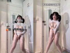 Em Mẫu Quảng Cáo Sextoy Với Cái Lỗ Lồn Chảy Nước