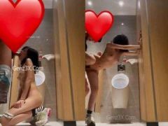 Hứng Quá Hứng Nên Đưa Bạn Gái Vào Wc Đụ Đỡ