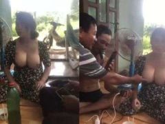 Chơi Đùa Cặp Vú Bự Của Em Gái Miền Tây