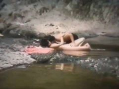 Nhìn Lén Gái Xinh Tắm Nên Hứng Quá Phải Đè Ra Hiếp